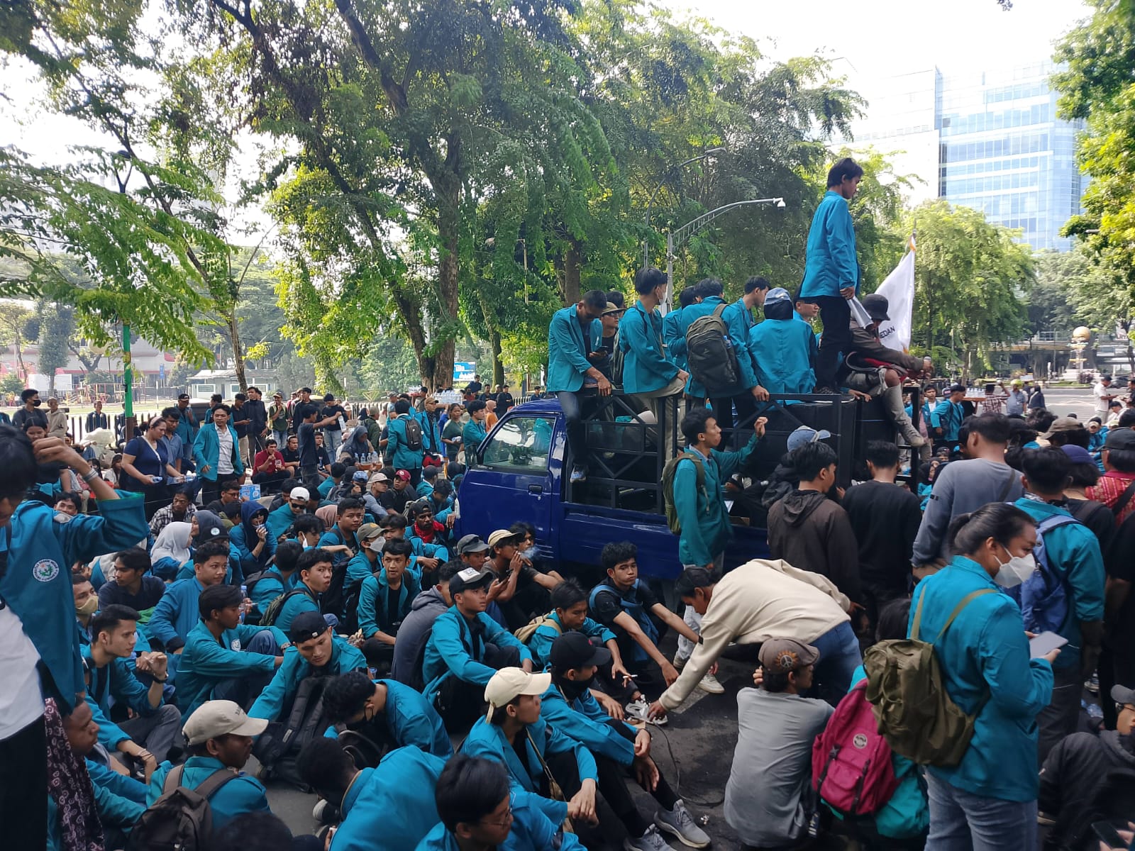 AKSI: Massa yang tergabung kedalam Senat Mahasiswa Universitas Negeri Medan (Unimed) menggelar aksi unjuk rasa di  gedung DPRD Sumatera Utara, di Jalan Imam Bonjol Medan, Selasa (2/9/2025).