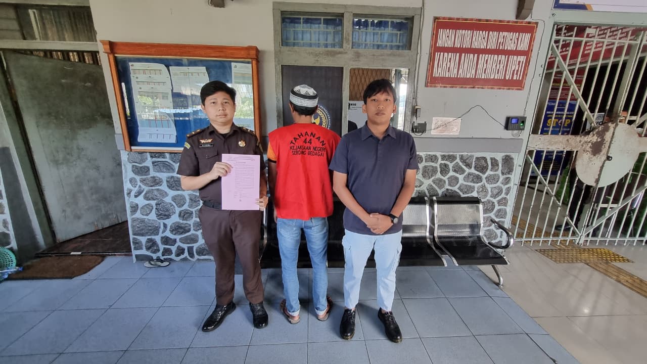 TERSANGKA: Kejaksaan Negeri Serdangbedagai resmi menetapkan mantan Kepala Desa Pasar Baru berinisial S sebagai tersangka kasus dugaan korupsi Dana BUMDes dan Dana Desa Pasar Baru, Selasa (2/9/2025).