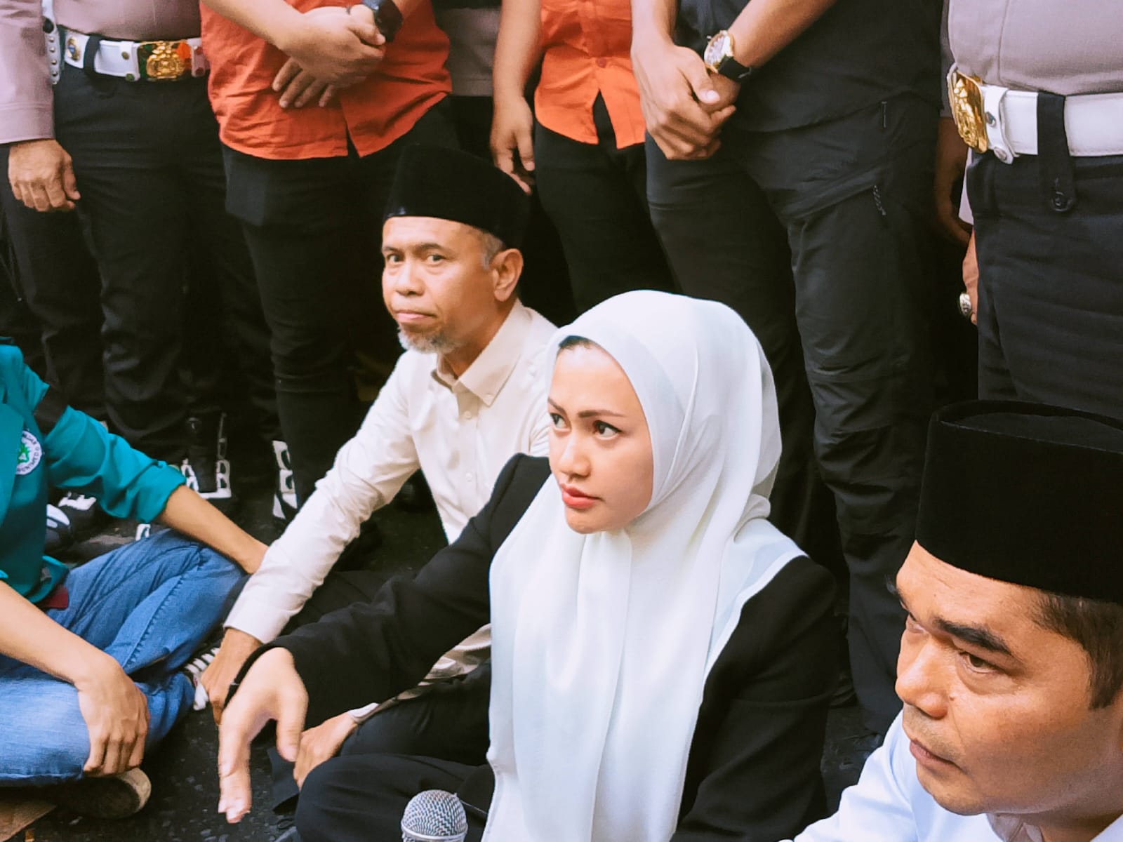 DENGARKAN: Pimpinan DPRD Sumut saat menerima dan mendengarkan tuntutan aksi mahasiswa Unimed, Selasa (2/9/2025).