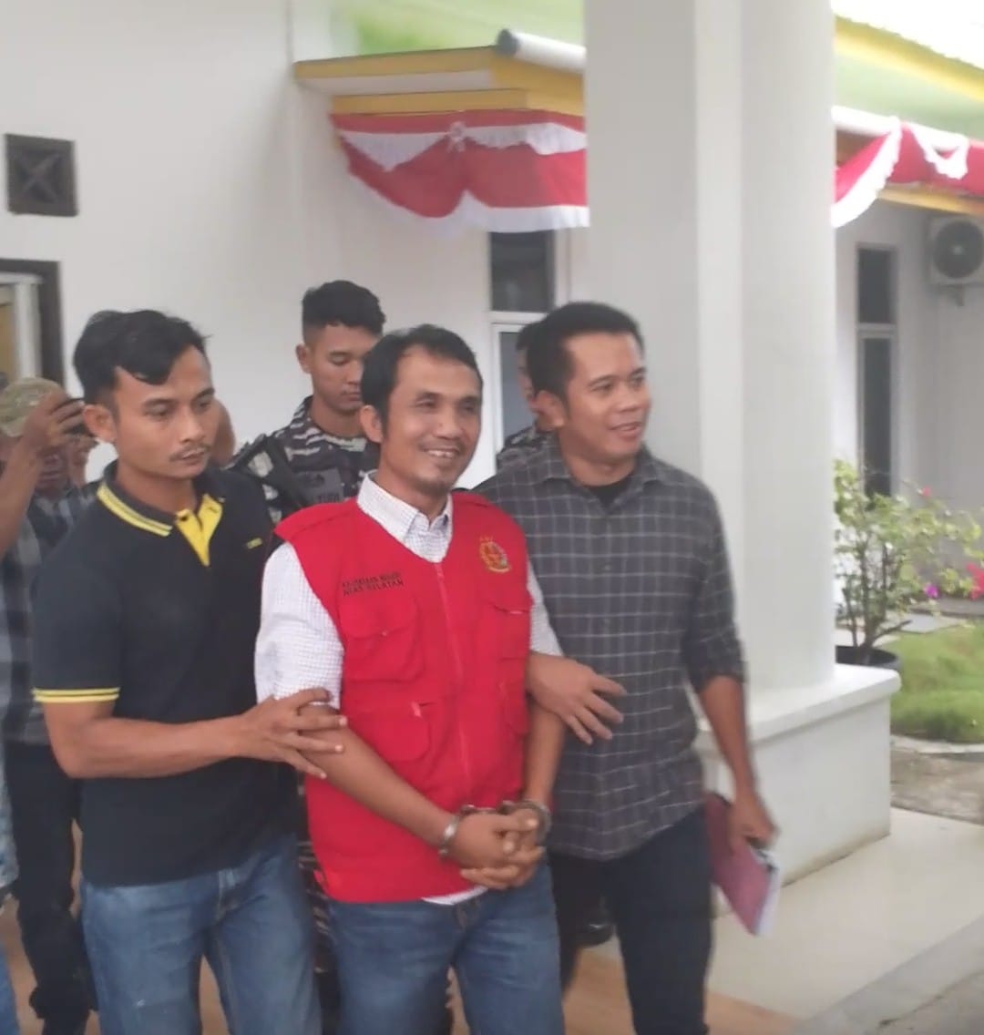 DIBOYONG: Tersangka AD (memakai rompi merah) saat diboyong ke Lapas III Teluk Dalam. Selasa, (2/9/2025). (Dok: istimewa for Sumut Pos)