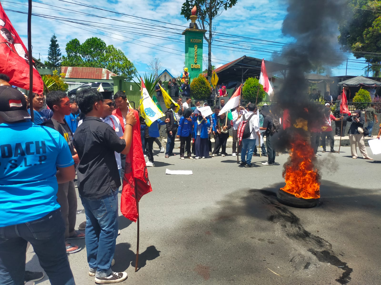Unjukrasa puluhan aliansi mahasiswa di Kantor DPRD Dairi, Selasa (2/9/2025). (RUDY SITANGGANG/SUMUT POS)