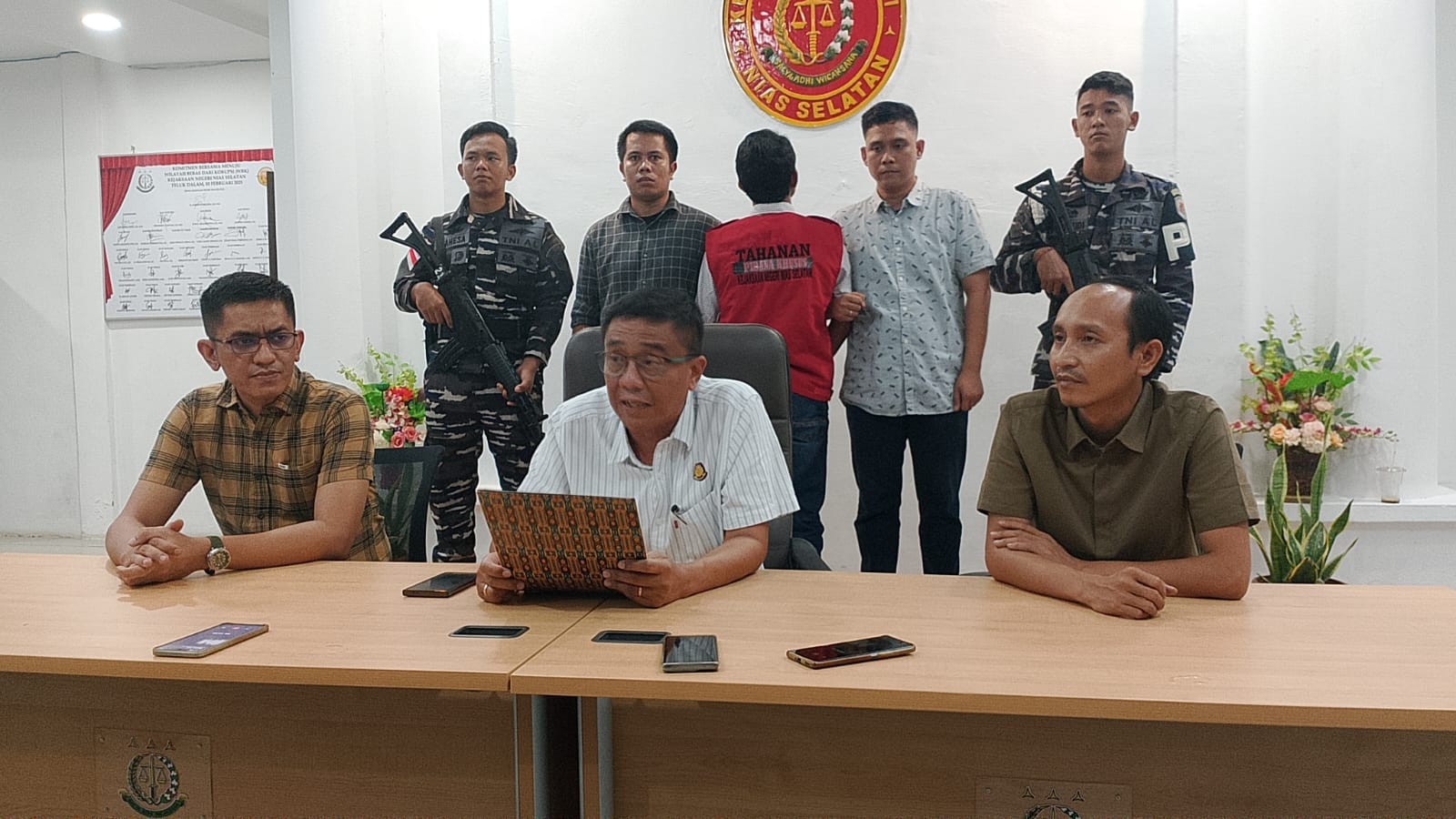 Kajari Nisel, Edmond Novvery Purba, SH.,MH saat konferensi pers dan didampingi Kasi Pidsus dan Kasi Intelijen. (EURISMAN/SUMUT POS)