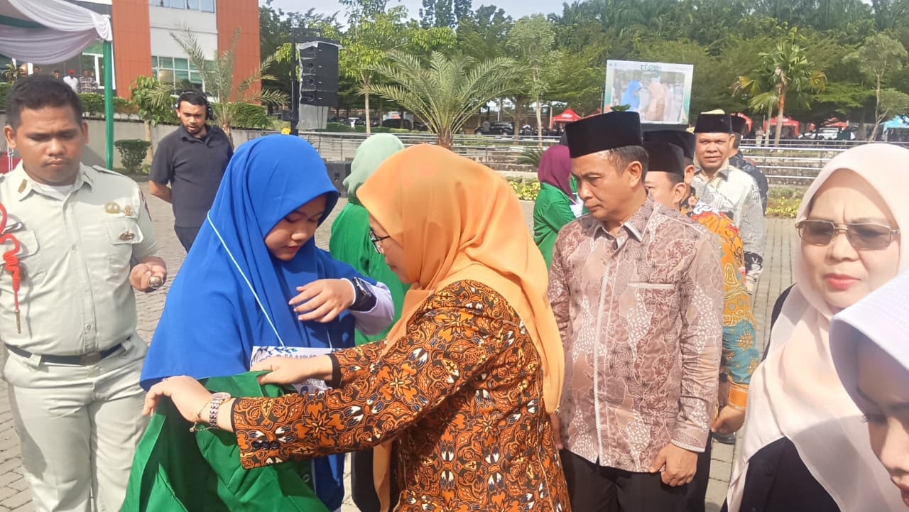 PBAK: Rektor UIN Sumatera Utara Prof Dr Nurhayati MAg memakaikan jaket almamater kepada mahasiswa baru, Senin (1/9). (DEDDI MULIA PURBA/SUMUT POS)
