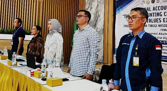 OLIMPIADE: Dekan Ekonomi dan Bisnis USM Indonesia Dr Owen Depinto Simanjuntak MM (2 kanan) bersama Kaprodi Akuntansi USM Indonesia Heri Enjang Syahputra dan tiga dewan juri olimpiade akuntansi.