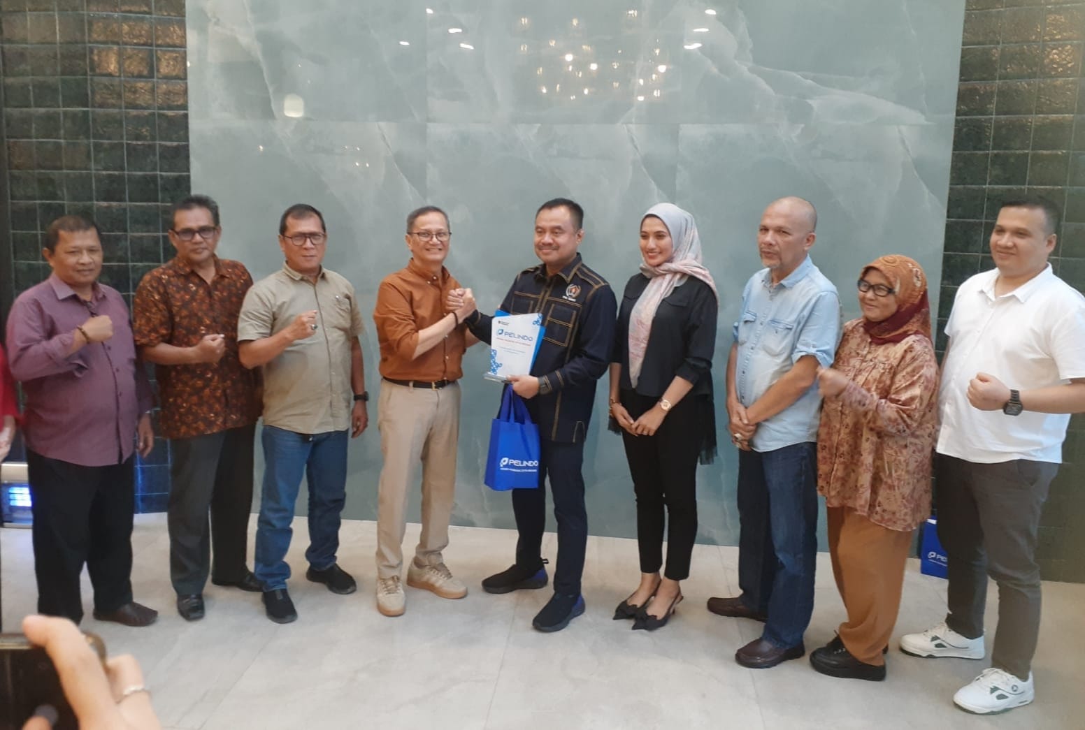 Dirut PT. PHCM, Aprilia Dwison beserta jajaran saat bersilaturahmi dengan Ketua PWI Sumut , Farianda Putra Sinik didampingi pengurus lainnya, Rabu (3/9/2025).  (foto&nbsp;:&nbsp;PWI&nbsp;Sumut)