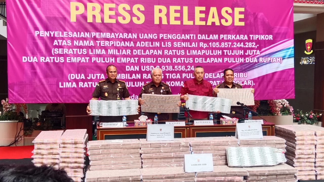 Kepala Kejati Sumut, Harli Siregar didampingi Aspidsus dan Kajari Medan, memegang uang pengganti kerugian negara dari terpidana Adelis Lis, Rabu (3/9/2025). (AGUSMAN/SUMUT POS)