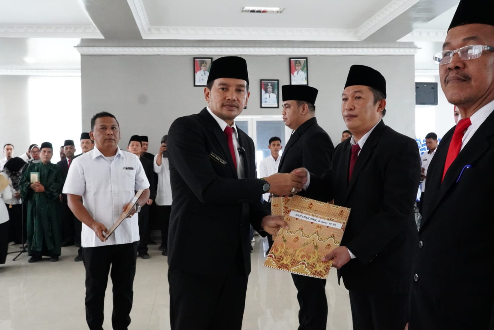 LANTIK: Wali Kota Tebingtinggi Iman Irdian Saragih memimpin pengambilan sumpah dan pelantikan 11 orang pejabat administrator di lingkungan Pemerintah Kota Tebingtinggi. (SOPIAN/SUMUT POS)