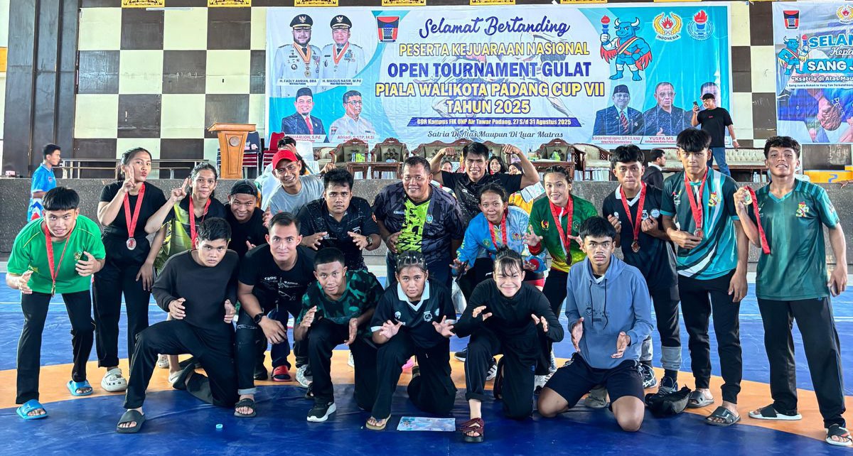 Ketua Pengkot PGSI Medan Mangasi Simangunsong bersama pelatrih dan atlet yang tampil di Kejurnas Piala Wali Kota Pedang 2025. (Dok Pribadi/ Sumut Pos)