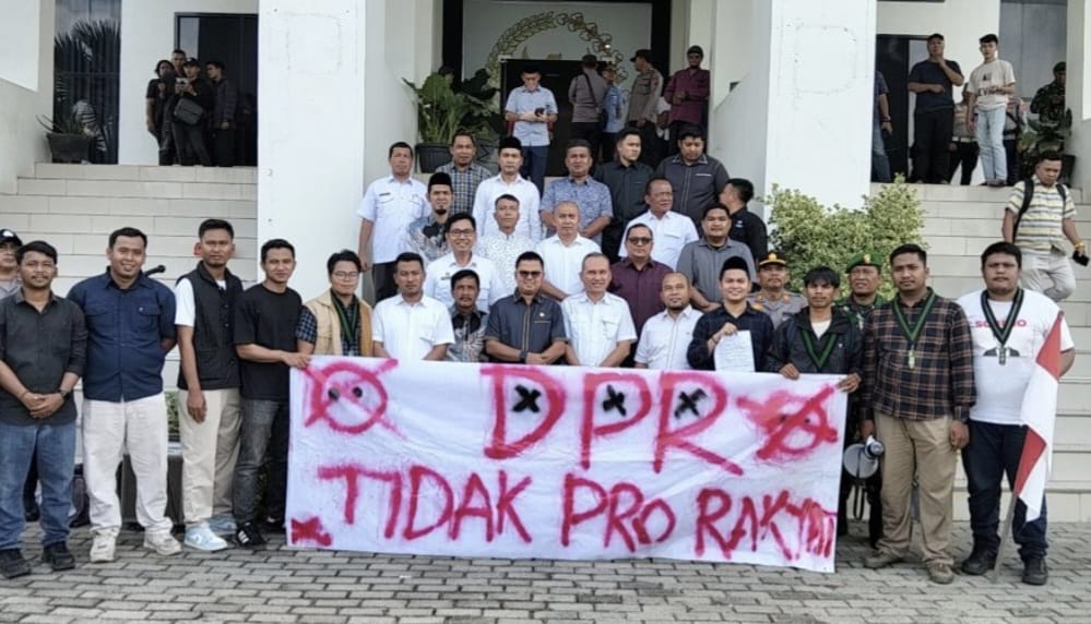 FOTO BERSAMA : Ketua DPRD Rimba Bertuah Sitorus Bersama Para Wakil Ketua Dan Anggota Dewan Foto Bersama Dengan Peserta Unjuk Rasa di Halaman Kantor DPRD Labura. (Asri Tarigan/ Sumutpos)