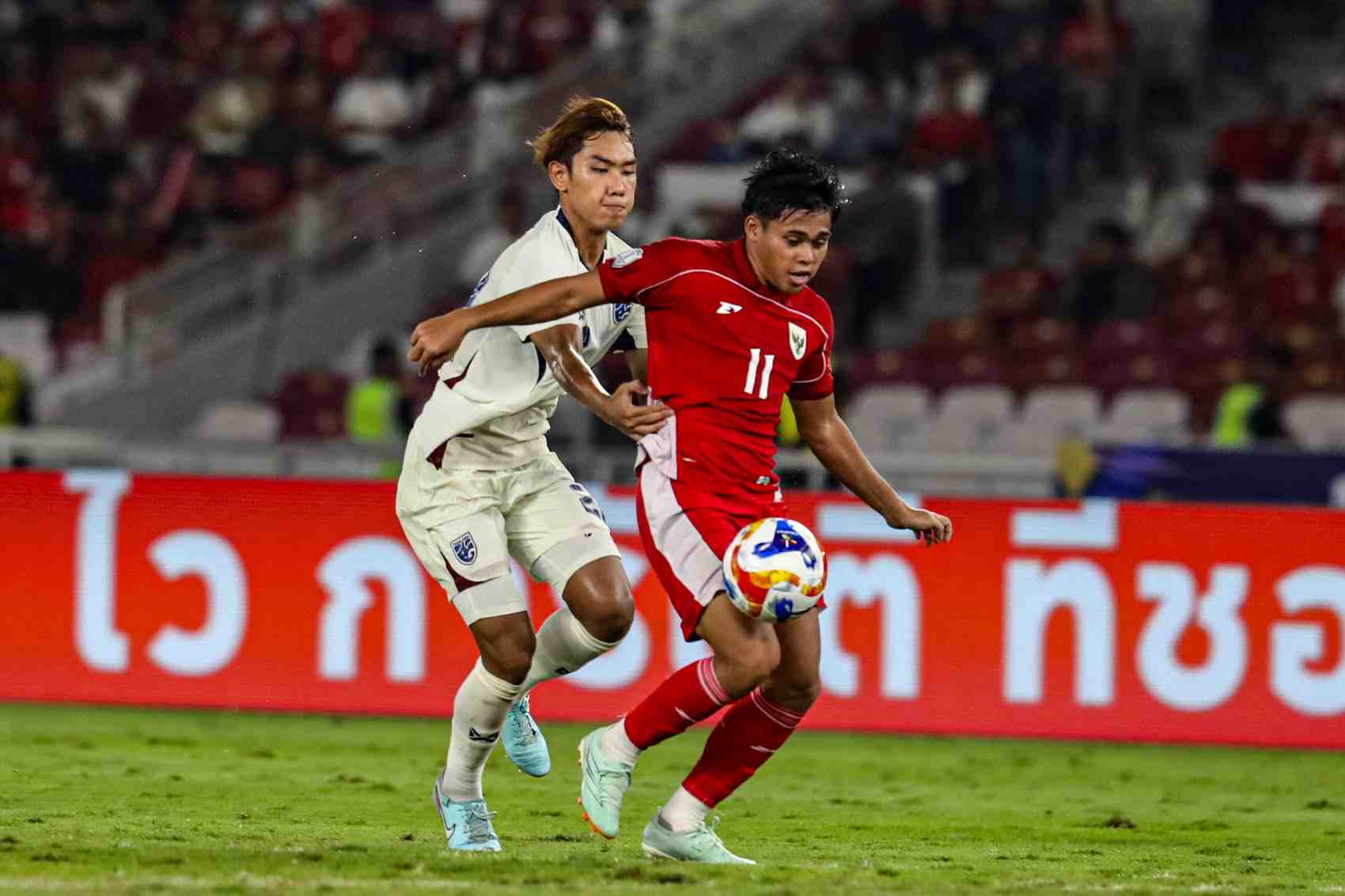 Pesepak bola timnas U-23 Indonesia berduel dengan pemain Timnas Thailand pada laga semi final AFF u-23 di GBK pada 25 Juli 2025. (SALMAN TOYIB/JAWAPOS)