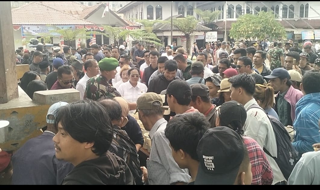 BAGI BERAS: Serba serbi aksi demonstrasi di Karo, diwarnai makan bakso dan bagi-bagi beras. (SOLIDEO/SUMUT POS)