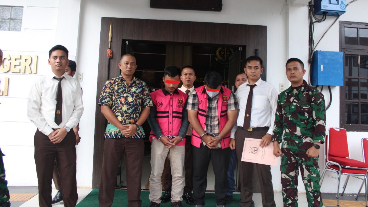 Kejari Gunungsitoli tahan dua tersangka dugaan korupsi di Puskesmas Mandrehe Utara dan dan RS Pratama Lologolu. (Oloheta/Sumut Pos)