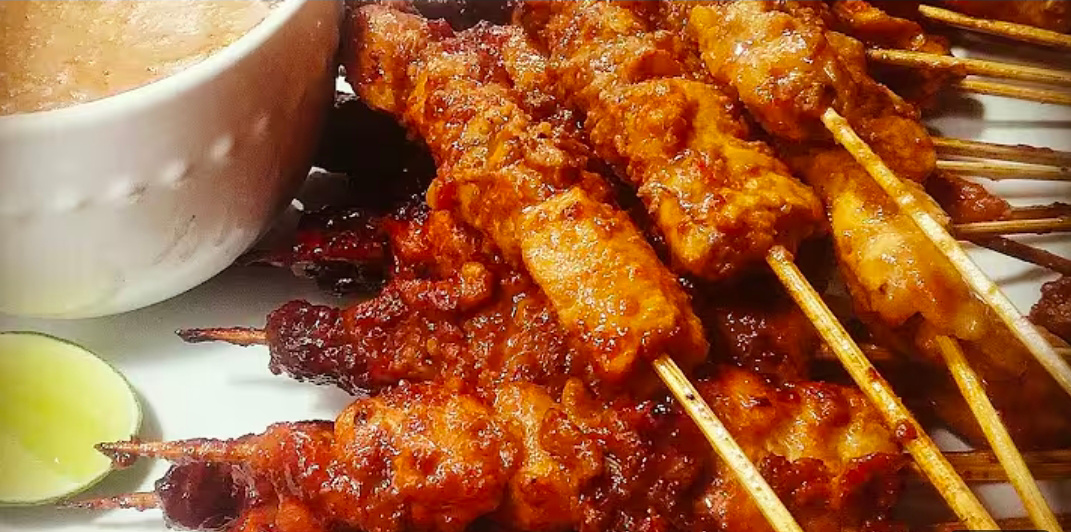 Sate ayam bumbu kacang, (youtube mpok miduk)