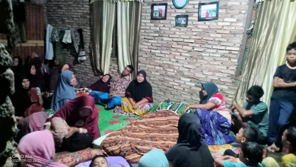 Suasana duka meninggalnya Balita dalam musibah kebakaran di Labura. (FAJAR/SUMUT POS)