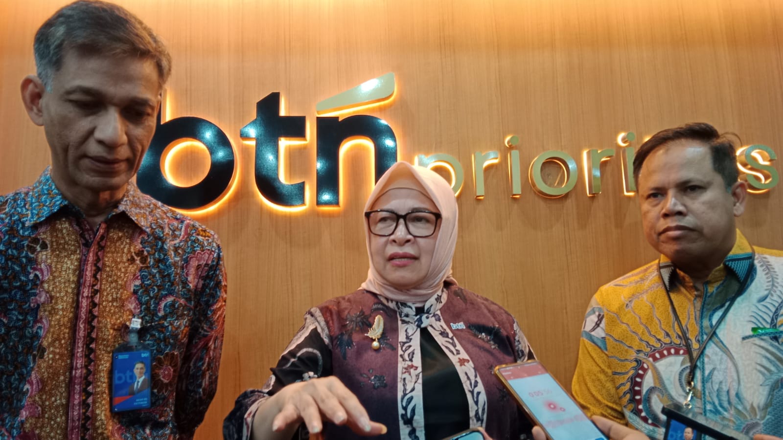 Direktur Commercial Banking BTN, Hermita, memberikan keterangan terkait hari pelanggan nasional di BTN Cabang Medan, Kamis (4/9/2025).(ISTIMEWA/SUMUT POS)