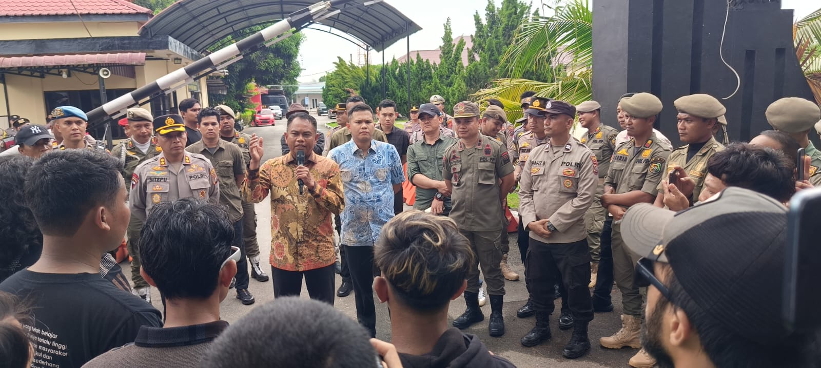TERIMA: Forkopimda Sergai saat menerima aksi damai mahasiswa dan masyarakat. ( FADLY/SUMUT POS)