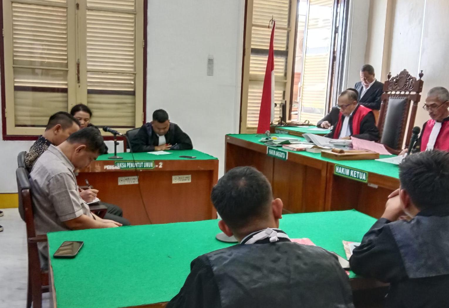 Dua mantan kepsek menjalani sidang putusan terkait kasus korupsi pungli dana sekolah, Rabu (3/9/2025). (AGUSMAN/SUMUT POS)
