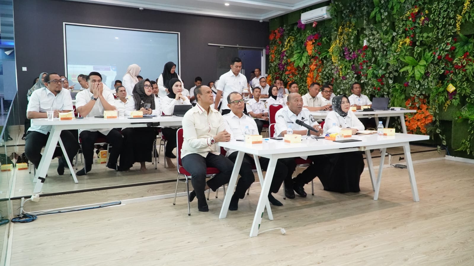 Bupati Langkat, Syah Afandin beserta jajaran turut mengikuti rakoor yang digelar KPK. (Diskominfo Langkat/Sumut Pos )