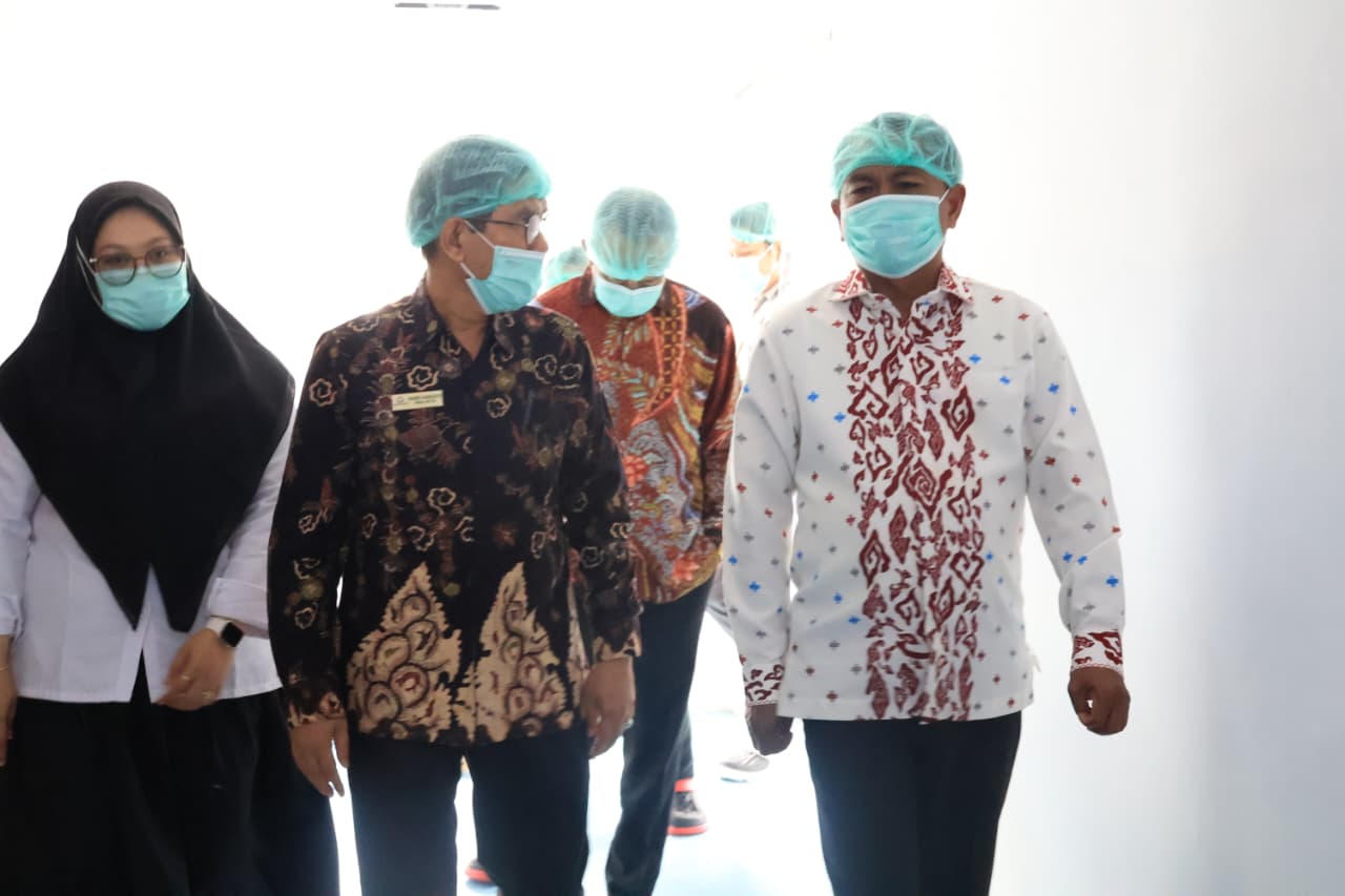 Bupati Sergai Darma Wijaya saat dampingi perwakilan Ombudsman RI saat tinjau SPPG .( FADLY/SUMUT POS)
