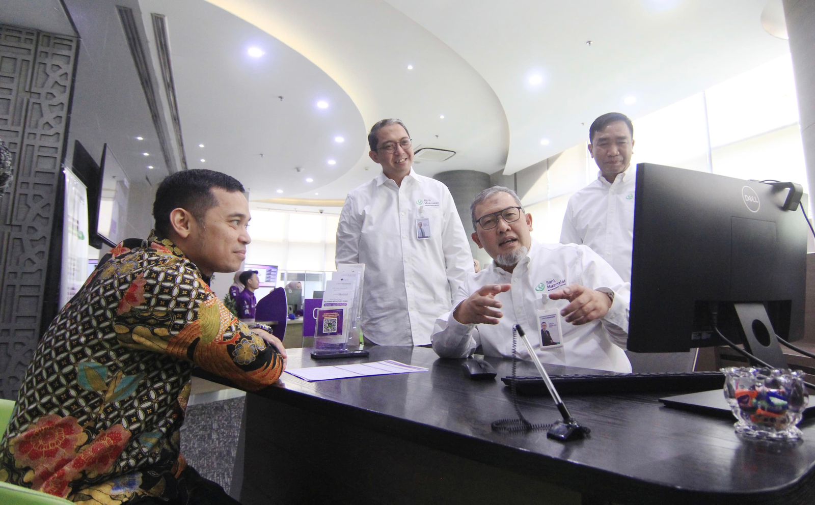 LAYANI: Dirut Bank Muamalat, Imam Teguh Saptono saat melayani nasabah saat perayaan Hari Pelanggan Nasional (Harpelnas) 2025 di Muamalat Tower, Jakarta, Kamis (4/9/2025). (Dok: Bank Muamalat)