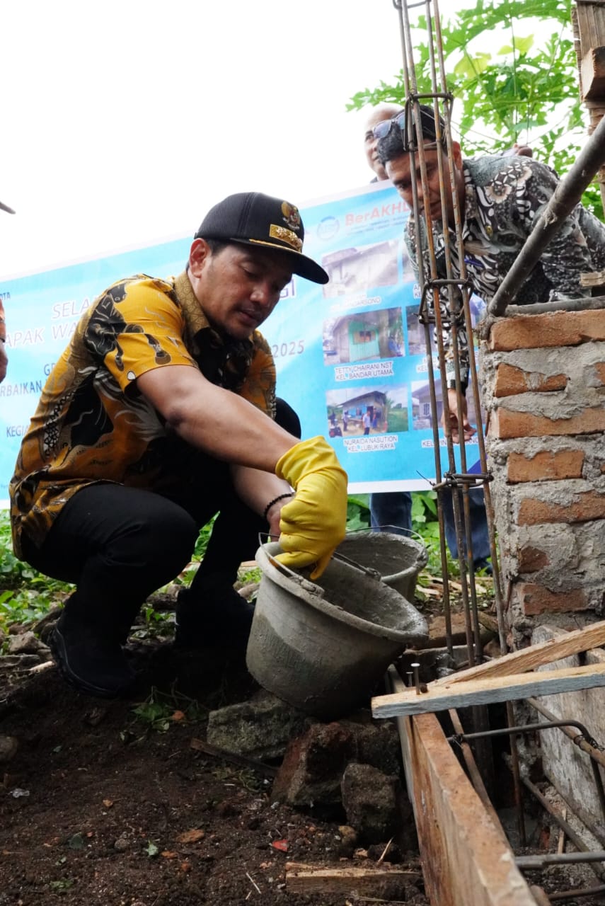 PELETAKAN: Wali Kota Tebingtinggi Iman Irdian Saragih ketika meletakan batu petama untuk program RTLH di Kecamatan Padang Hulu Kota Tebingtinggi. (ISTIMEWA/SUMUT POS)