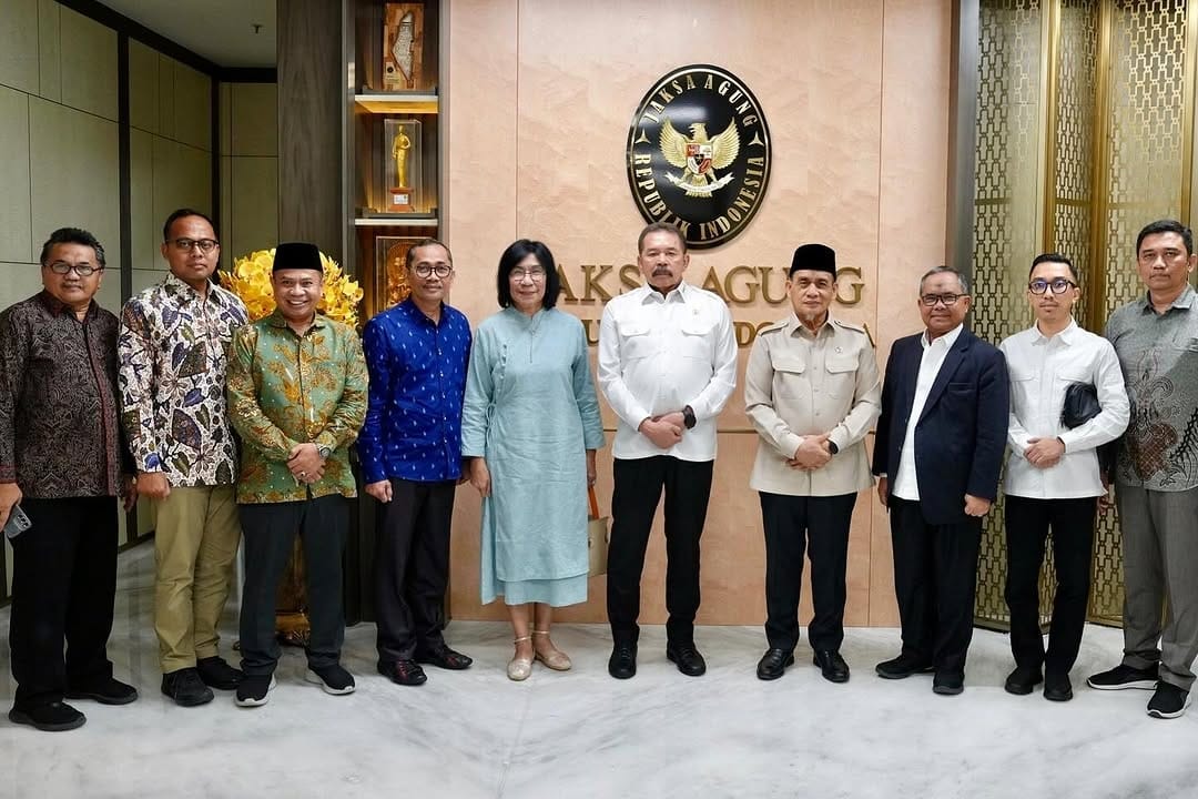 Ketua Pengurus Pusat Ikatan Alumni USU (PP IKA USU), Romo Syafii, bersama pengurus bertemu dengan Jaksa Agung RI, Burhanuddin. (ISTIMEWA/SUMUT POS)
