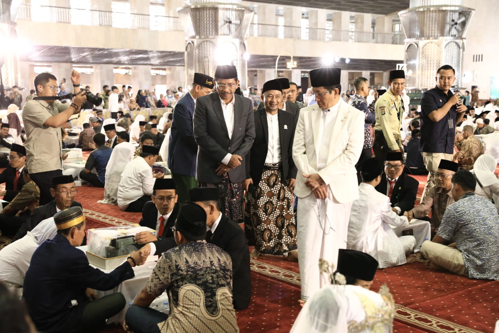 HADIRI: Menteri Agama saat menghadiri nikah massal. (JAWA POS/SUMUT POS)