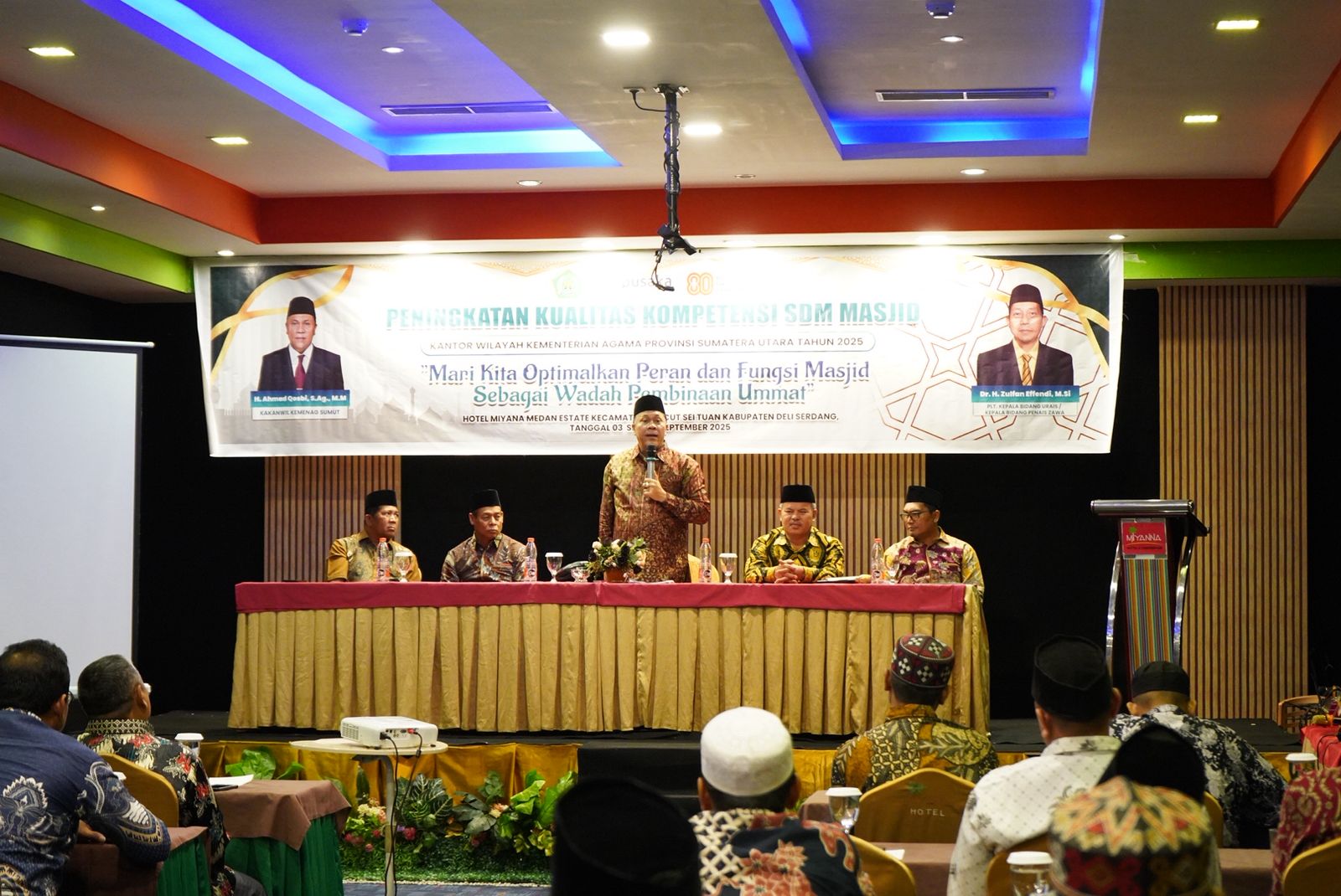 Kepala Kantor Wilayah Kementerian Agama Provinsi Sumatera Utara, H. Ahmad Qosbi, S.Ag., MM, membuka kegiatan peningkatan kualitas kompetensi SDM Masjid. (ZULAIKA/SUMUT POS)