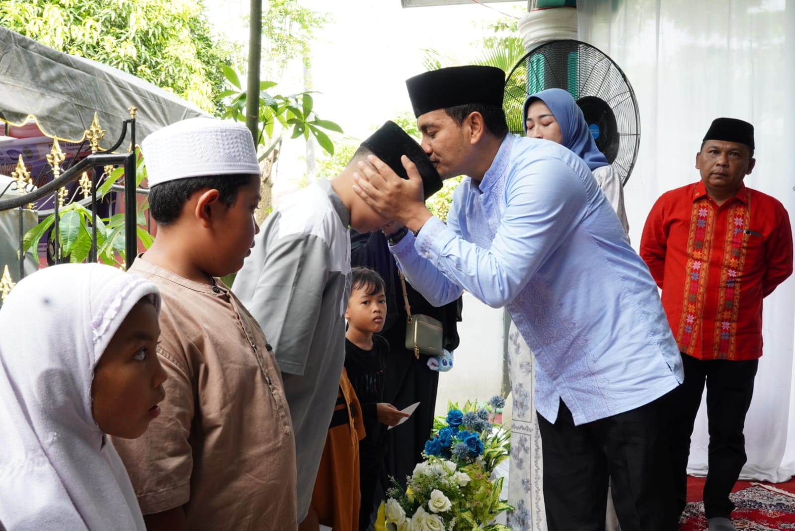 TALI ASIH: Wali Kota Tebingtinggi Iman Irdian Saragih didampingi Ketua TP PKK Nyonya Susmira saat menyerahkan tali asih, dalam rangka Maulid Nabi Muhammad. (Dok: Diskominfo Tebingtinggi)