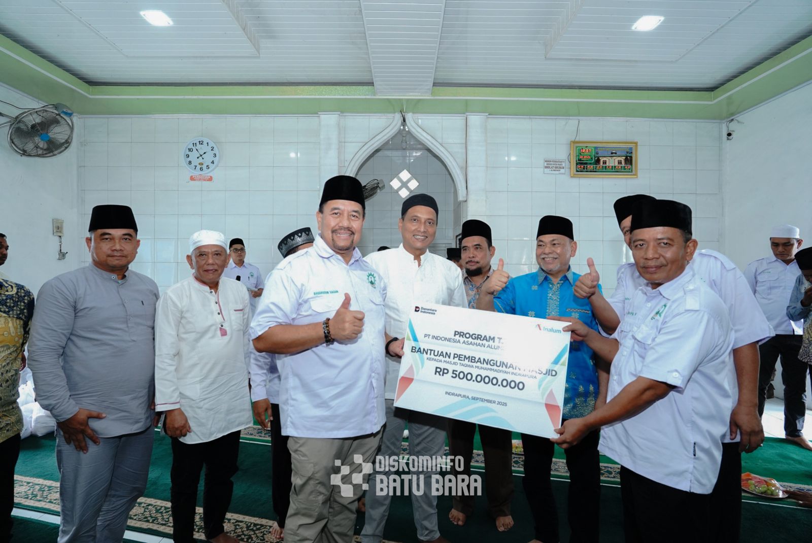 TJSL: Bupati Batubara H. Baharuddin Siagian, bersama Kepala Divisi Pemberdayaan Masyarakat Dan Lingkungan PT. Inalum  Susyam Widodo saat  menyerahkan bantuan program  TJSL PT Inalum, Jumat (5/9/2025).
