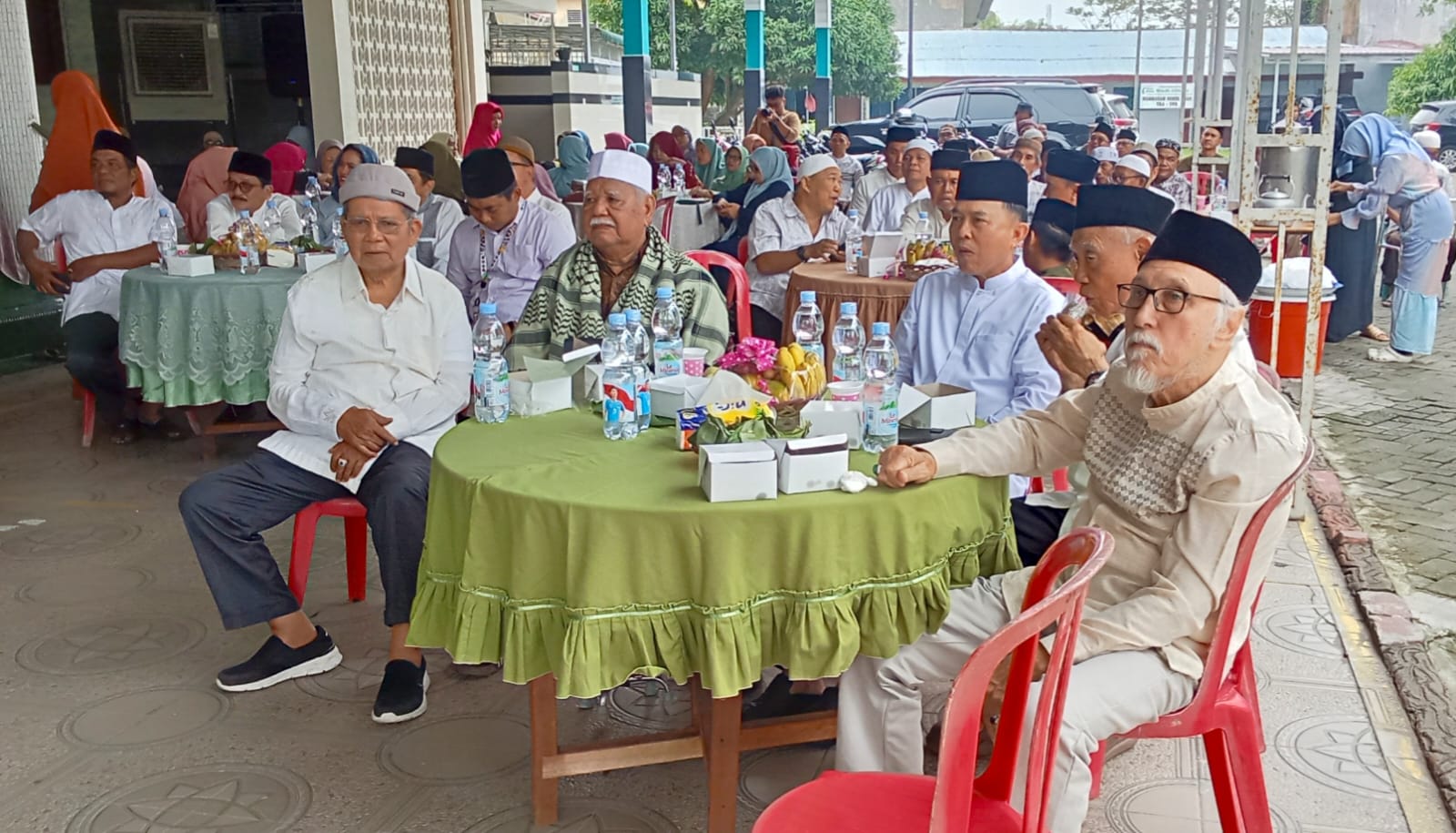 MASJID SYUHADA: Jamaah Masjid Syuhada Kelurahan Sempakata melaksanakan peringatan Maulid Nabi Muhammad SAW, Ahad (7/9). (DEDDI MULIA PURBA/SUMUT POS)