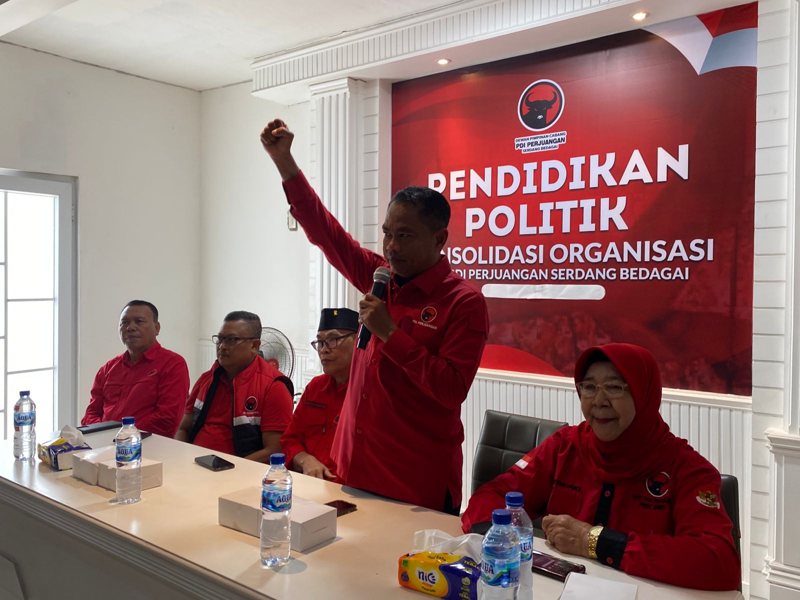 Ketua DPC PDI Perjuangan Sergai H. Darma Wijaya saat memberikan arahan dan motivasi. (FADLY/SUMUT POS)