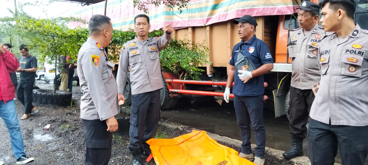 EVAKUASI: Jajaran Polsek Tebingtinggi dan Tim Inafis melakukan evakuasi jenazah supir truck yang Ditemukan meninggal di lokasi PKS PT Naga Bulan. iSTIMEWA/SUMUT POS
