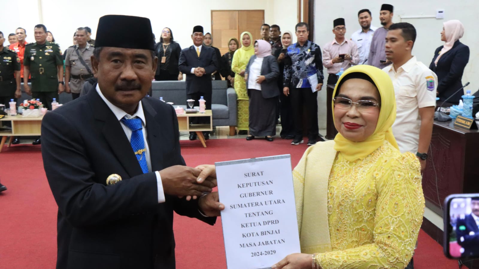 Gusuartini br Surbakti (kanan) saat menunjukkan SK Gubsu usai dilantik sebagai Ketua DPRD Binjai. Diskominfo Binjai/Sumut Pos