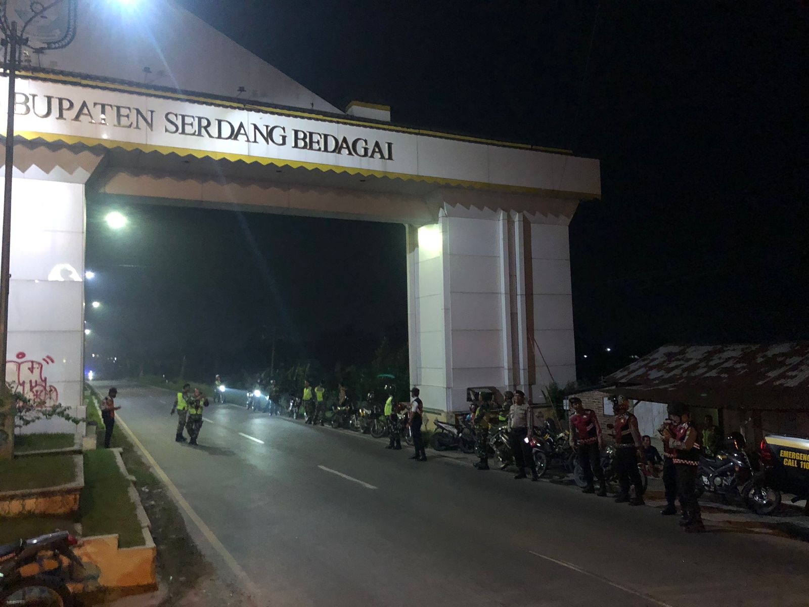 Personel Gabungan saat pengamanan di perbatasan Perbaungan. ( FADLY/SUMUT POS)