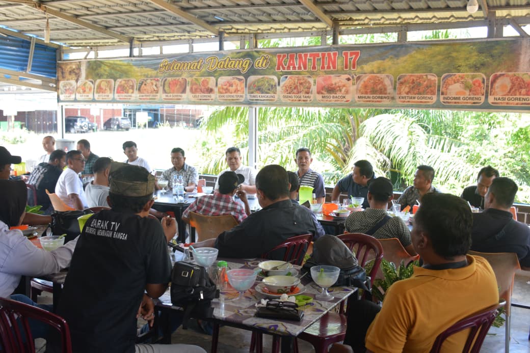 Kapolres Labusel, AKBP Aditya S.P. Sembiring Muham, S.I.K., menggelar kegiatan silaturahmi bersama insan pers. (KHAIRUDDIN/SUMUT POS)