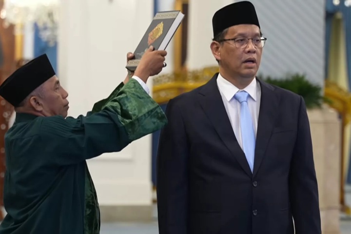 Menteri Keuangan Purbaya Yudhi Sadewa mengucapkan sumpah janji. Dia akan mengoptimalkan perekonomian. (YouTube Setpres)