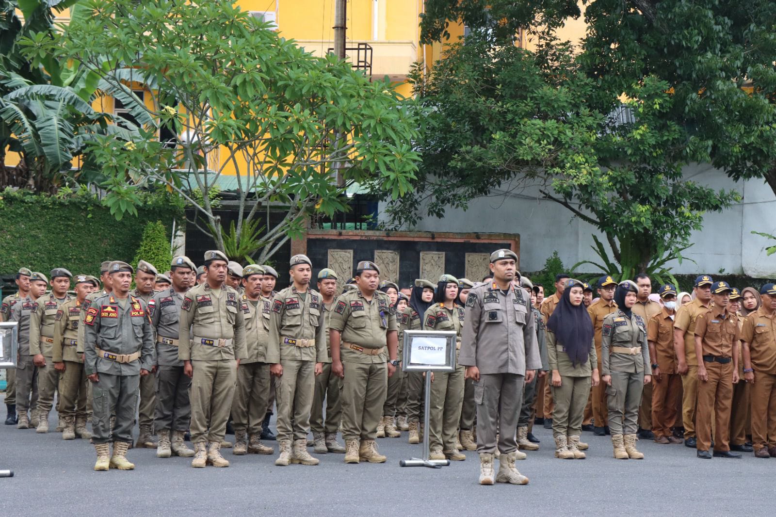 Pelaksana apel gabungan Satpol PP dengan Sekda Binjai, Irwansyah Nasution bertindak sebagai pembina. (Diskominfo Binjai/Sumut Pos)
