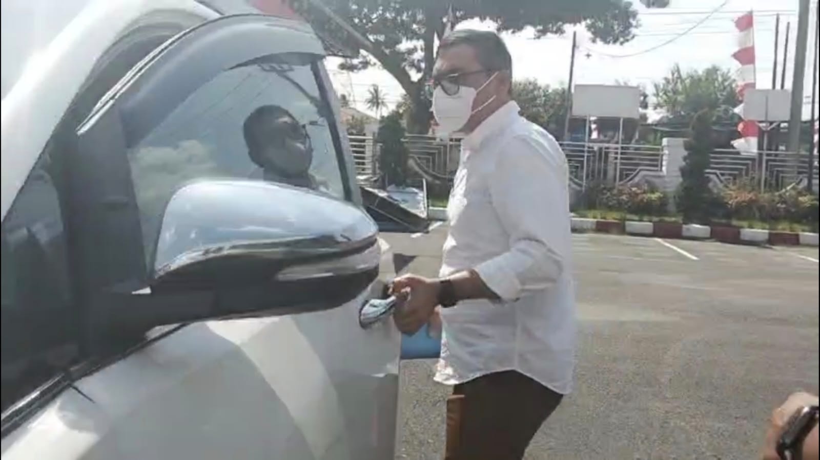 Kepala BPKPAD Binjai, Erwin Toga Purba saat kabur dari kejaran media usai diperiksa jaksa dalam dugaan korupsi dana insentif fiskal. (Istimewa/Sumut Pos )