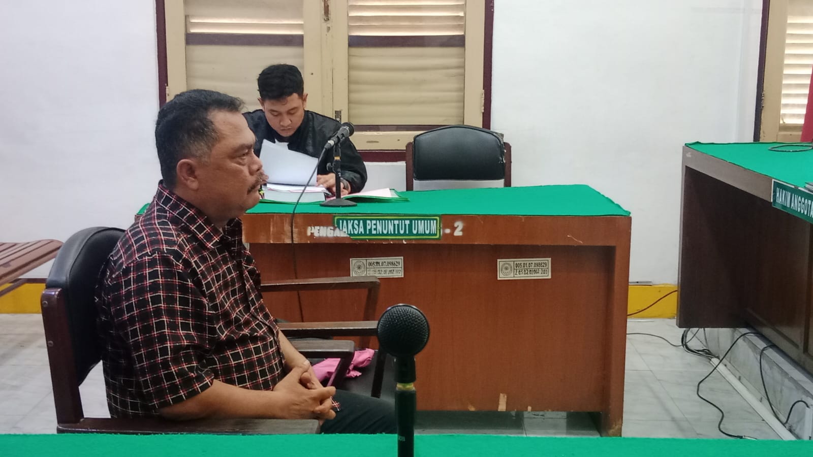 Mantan Kadishub Pematangsiantar, Julham Situmorang, menjalani sidang putusan sela di Pengadilan Tipikor Medan, Senin (8/9).(AGUSMAN/SUMUT POS)