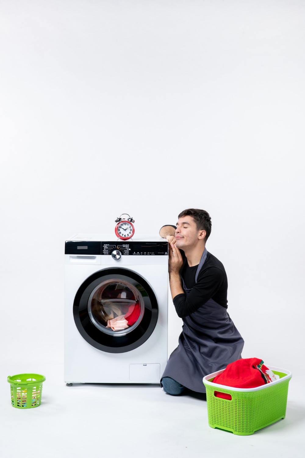 ilsutrasi: seorang pria gagal mencuci karena mesin cucinya rusak.(FREEPIK)