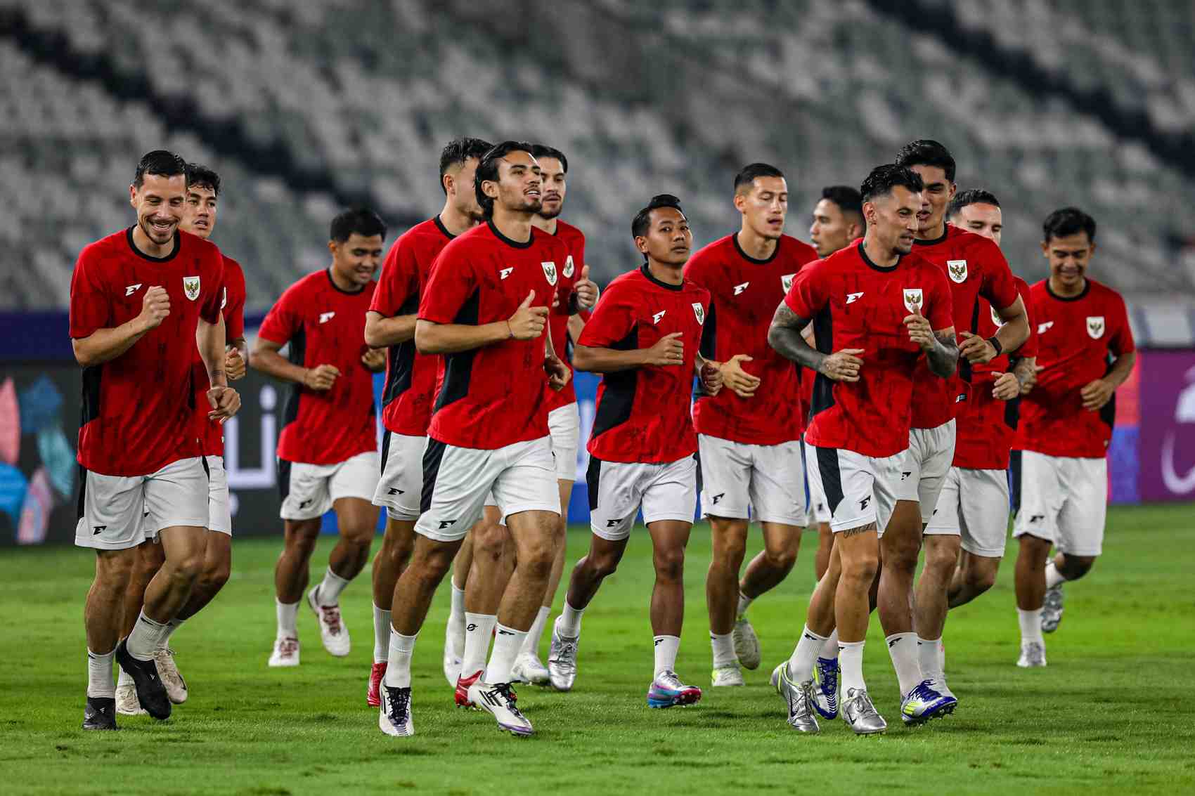 Sejumlah pemain Timnas Indonesia melakukan sesi latihan di stadion GBK, Jakarta. (SALMAN TOYIB/JAWA POS)