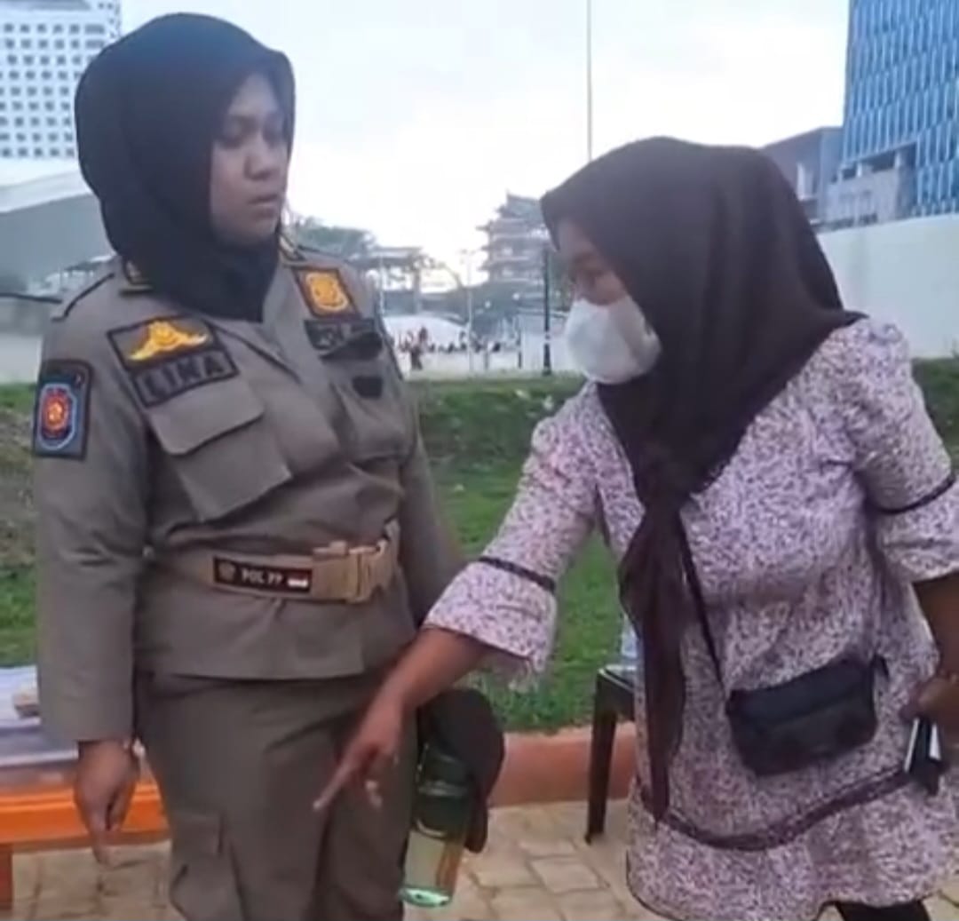 Seorang pedagang UMKM meminta ganti rugi kepada petugas satpol PP yang berjualan di CFD. (ISTIMEWA/SUMUT POS)
