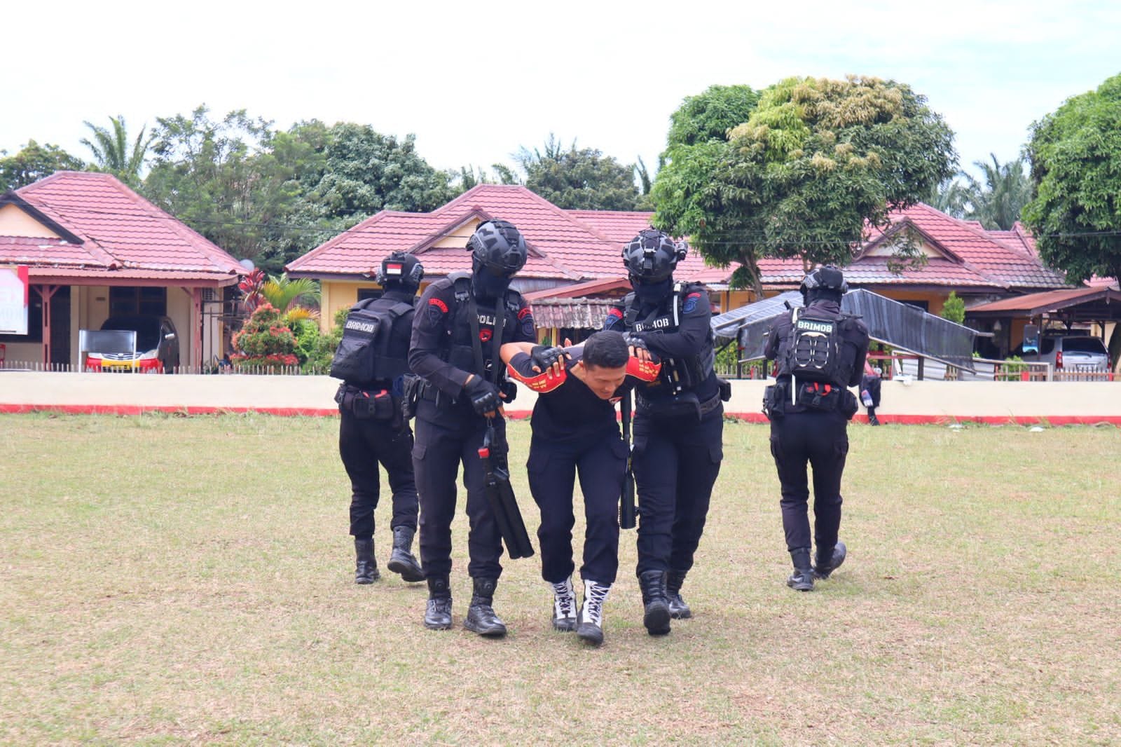 Satbrimob Polda Sumut melaksanakan latihan Den 45 (Anti Anarki) Varian 4, di Lapangan depan Mako Batalyon C, Selasa (9/9). Sumut Pos/Dokumen Pribadi