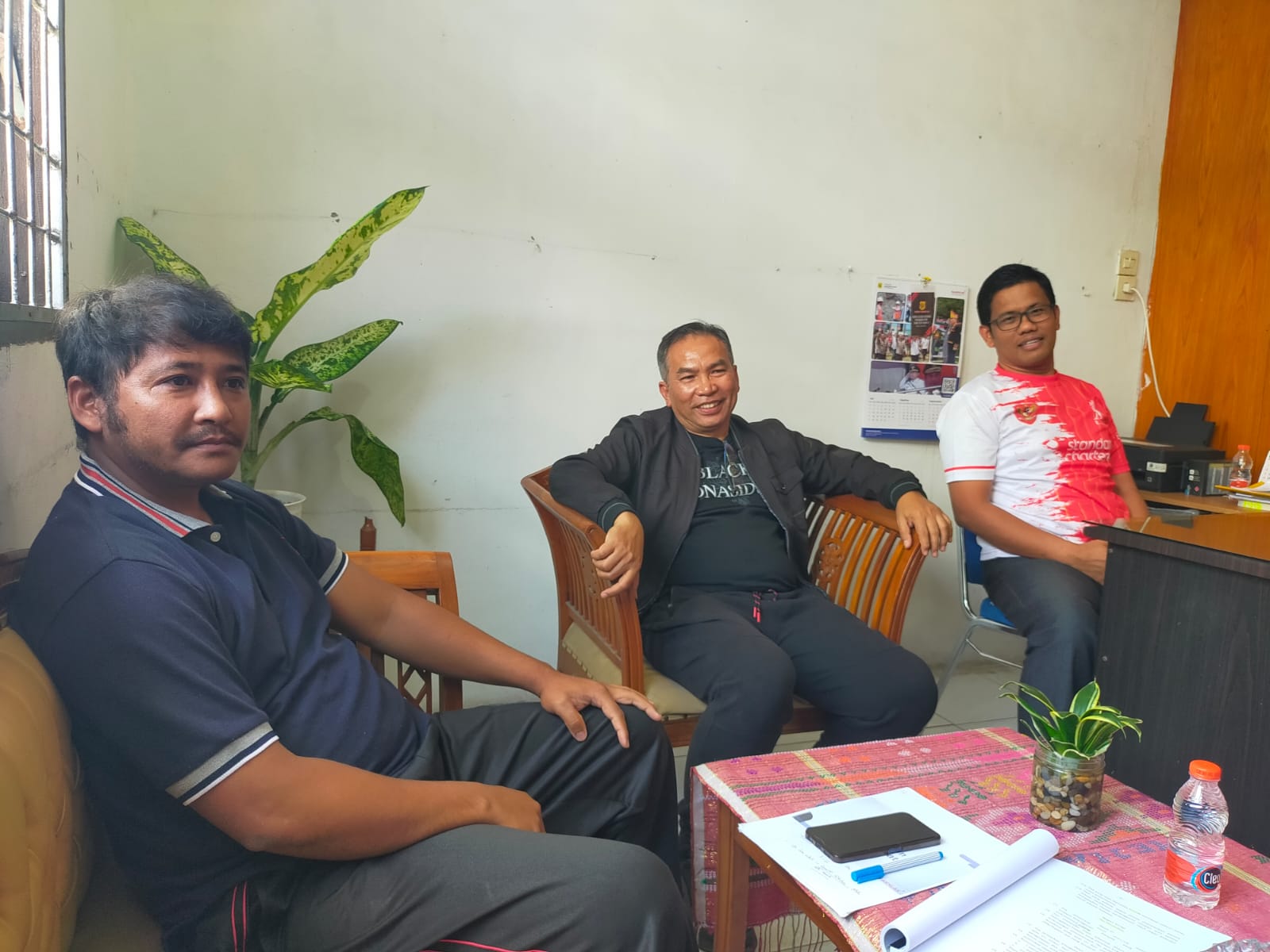 Kepala BKPSDM Dairi, Junihardi Siregar (tengah), Sekretaris, Roy Karya Sinaga, Kabid Pembinaan dan Pengembangan SDM, Henry Sigalingging jelaskan telah menerima laporan ada ASN bolos kerja 3 bulan.