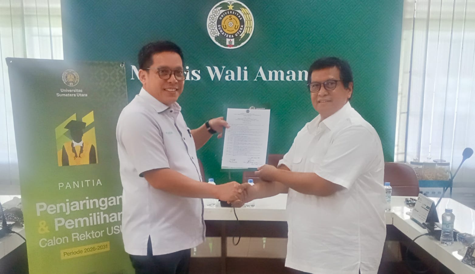 CALON REKTOR: Dr dr H Johny Marpaung MKed(OG) SpOG Subsp-KFM (kanan) menyerahkan berkas pendaftaran calon rektor USU kepada Boy Laksamana SH MHum. (ISTIMEWA/SUMUT POS)