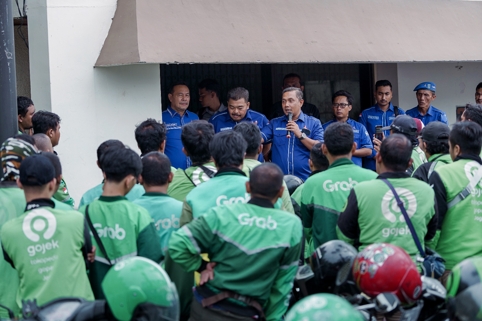 ASPIRASI: DPD Partai Demokrat Sumut menyerap aspirasi dari  para driver ojek online. (ISTIMEWA/SUMUT POS)