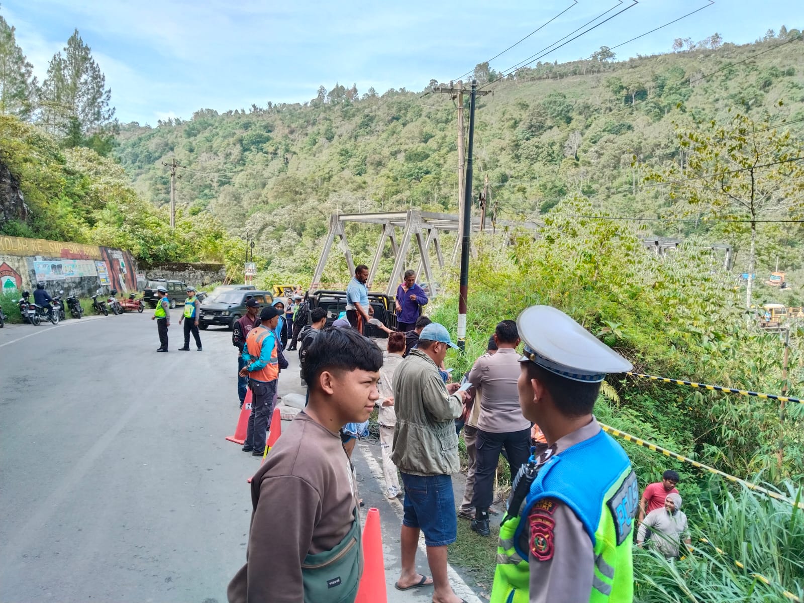 LAKALANTAS. Mobil pick up L300 dikemudikan Dian Pasaribu (27) warga Samosir masuk jurang di sungai Lae Renun, Kecamatan Sumbul, Kabupaten Dairi, Selasa (9/9/2025). (ISTIMEWA/SUMUT POS)