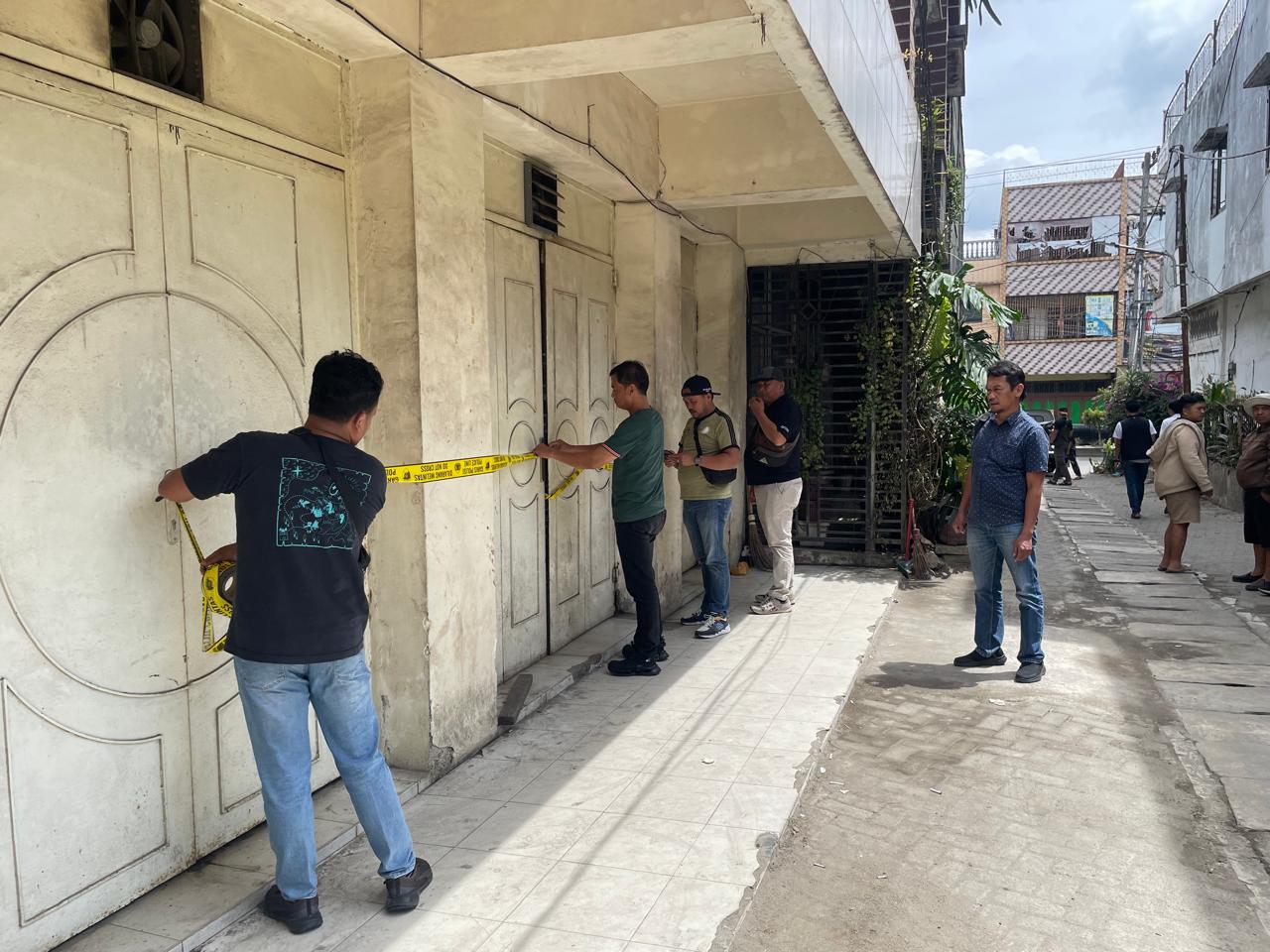 Jatanras Polda Sumut saat menggerebek lokasi judi dadu di Kabanjahe. (Sumut Pos/Dokumen Pribadi)