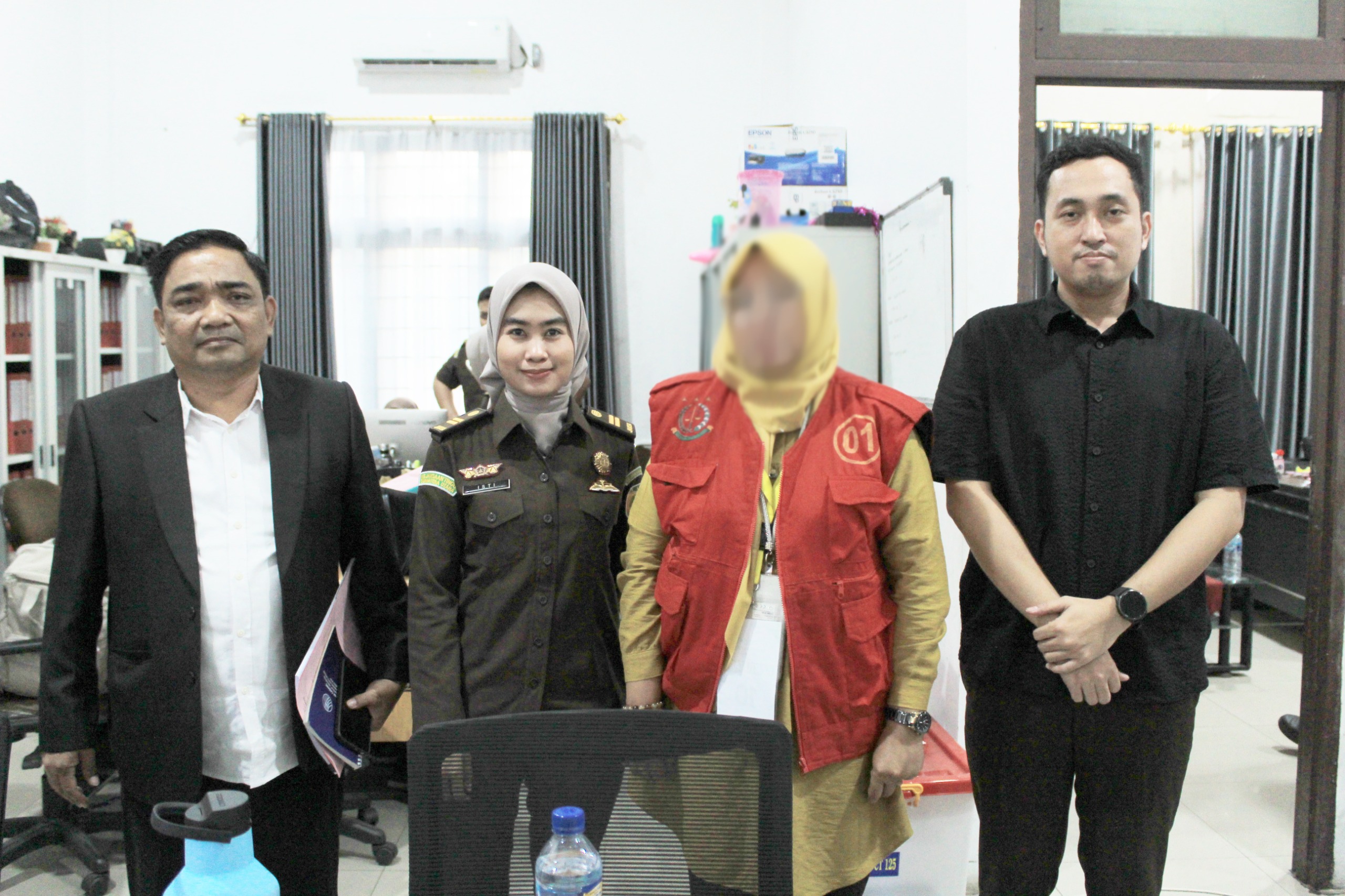 Reny Agustina Kepala SMAN 16 Medan, ditahan Penyidik Pidana Khusus Kejari Belawan atas sangkaan korupsi dana Bantuan Operasional Sekolah (BOS) tahun 2022 dan tahun 2023. (ISTIMEWA/SUMUT POS)